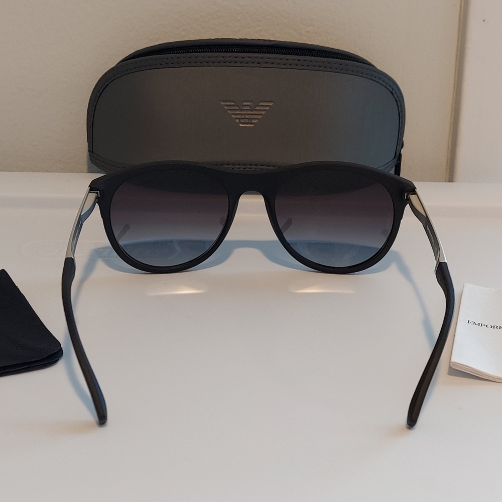 EMPORIO ARMANI
Oval Frame Sunglasses EA 4… - Picture 8 of 9
